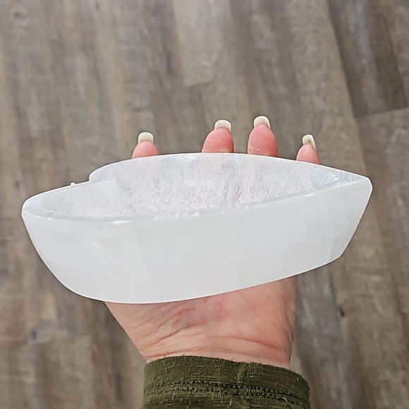 Selenite Charging Bowl Large Heart - Picture 4 of 5